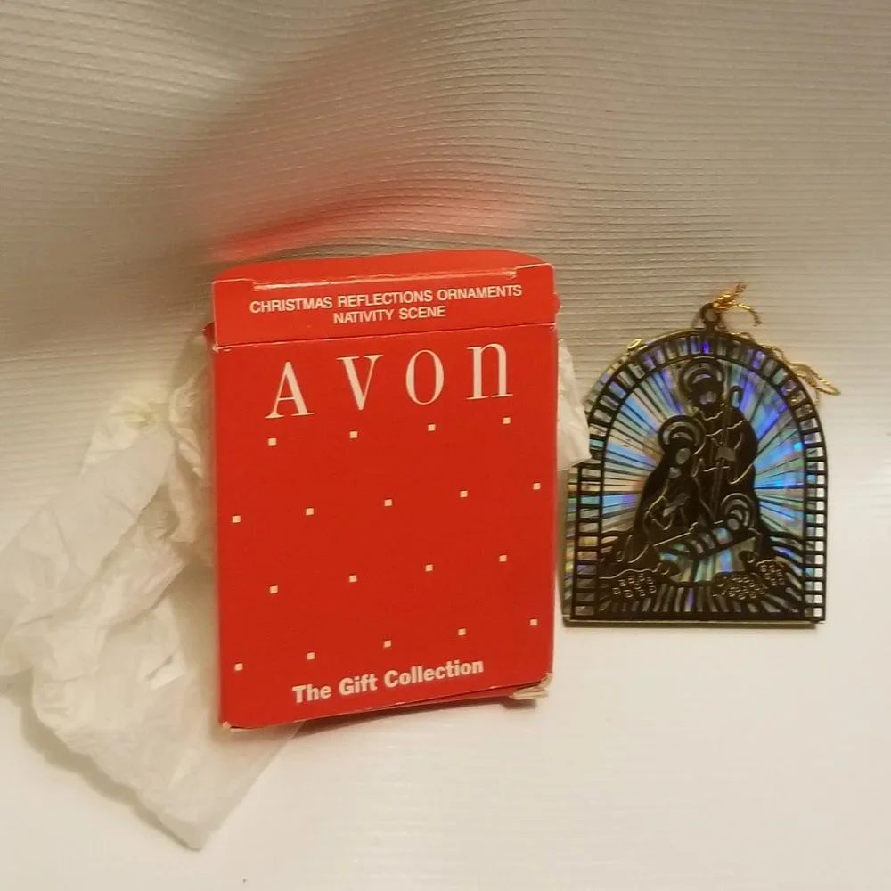 Dazzling vintage Avon Nativity Reflections ornament - Picture 2 of 11